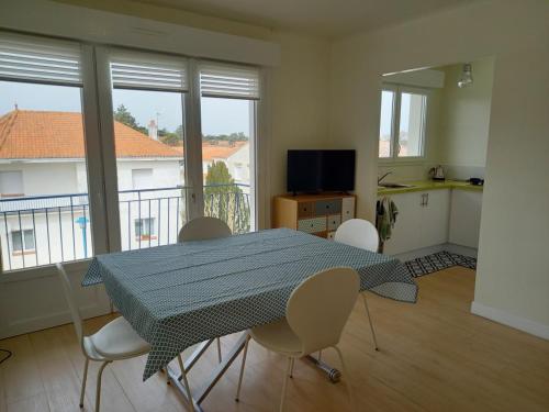 une salle à manger avec une table et des chaises et un balcon dans l'établissement Studio rénové près de la plage et forêt à Notre-Dame-de-Monts - 2 pers - Balcon et WIFI - FR-1-540-134, à Notre-Dame-de-Monts