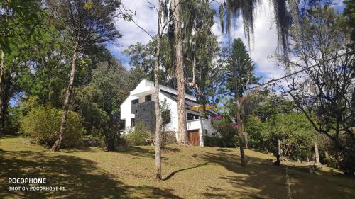 里奧內格羅的住宿－Casa Campestre Llanogrande 420 Friendly，森林中间的白色房子