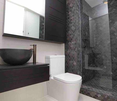 La salle de bains est pourvue d'un lavabo, de toilettes et d'une douche. dans l'établissement Havana South Melbourne, à Melbourne
