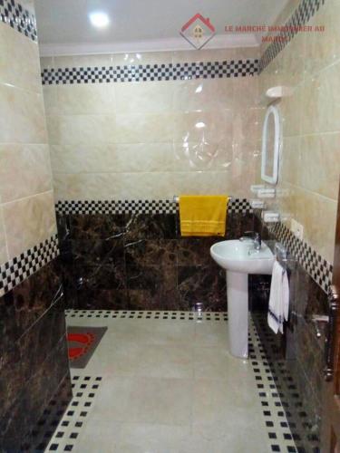 La salle de bains est pourvue d'un lavabo et d'un miroir. dans l'établissement TARIK KHAYER, à Agadir