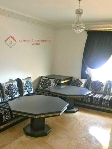- un salon avec deux tables et un canapé dans l'établissement TARIK KHAYER, à Agadir