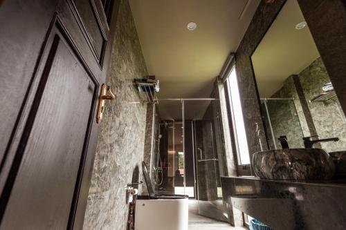 y baño con lavabo y espejo. en Lan'd villa - Venuestay, en Hanói