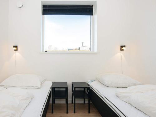 twee bedden in een kamer met een raam bij Holiday home Vejle in Vejle
