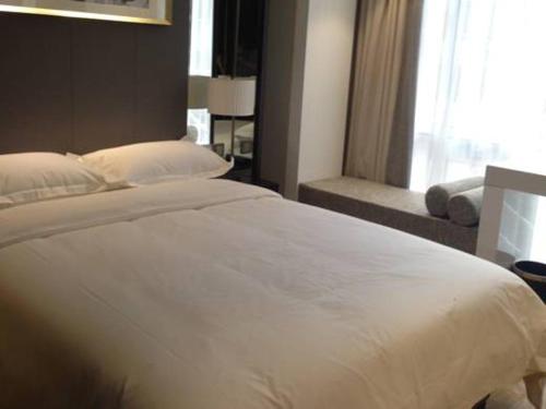 Postel nebo postele na pokoji v ubytování Guangzhou City Join Hotel Ouzhuang Branch