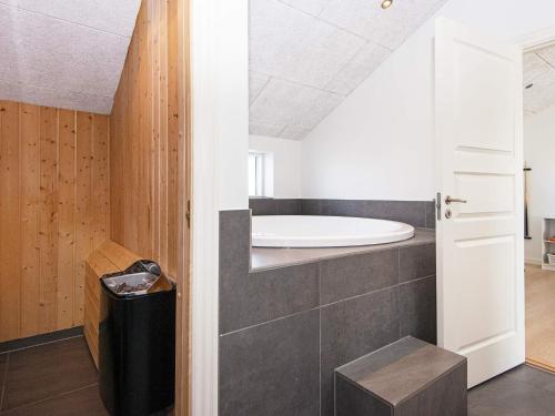 een badkamer met een bad en een vuilnisbak bij Holiday home Vejle in Vejle