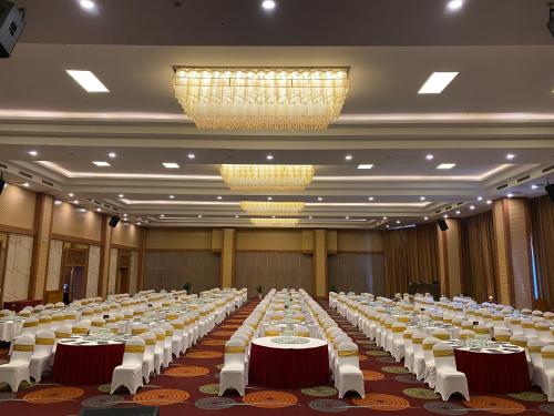 a large banquet hall with white tables and chairs at Muong Thanh Luxury Buon Ma Thuot Hotel in Buon Ma Thuot