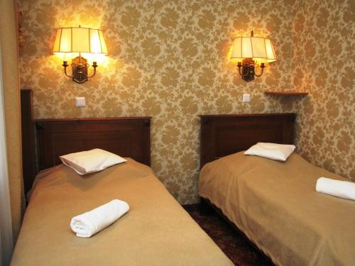 Un pat sau paturi într-o cameră la Hotel Plock