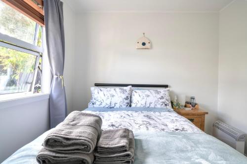 Un pat sau paturi într-o cameră la Shared Home in Albany