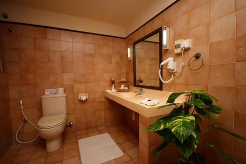 Koupelna v ubytování Grand Oriental Hotel