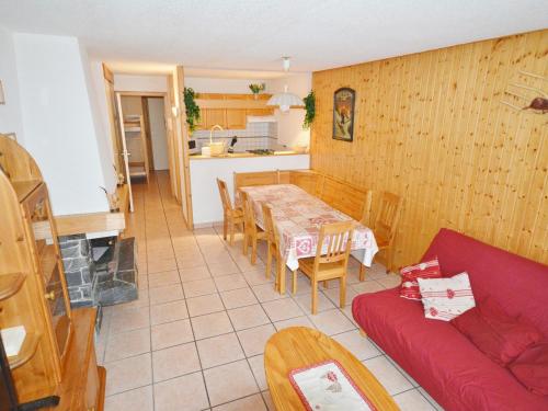 un salon avec un canapé rouge et une table dans l'établissement Appartement T3 au Centre de Morzine, Proche Pistes, Balcon Exposé Sud, Parking et Casier à Skis - FR-1-684-2, à Morzine