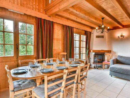 une salle à manger avec une table et des chaises en bois dans l'établissement Chalet Papillon - 8 pers - À deux pas du Lac des Ecoles et des pistes de ski - FR-1-685-4, aux Gets