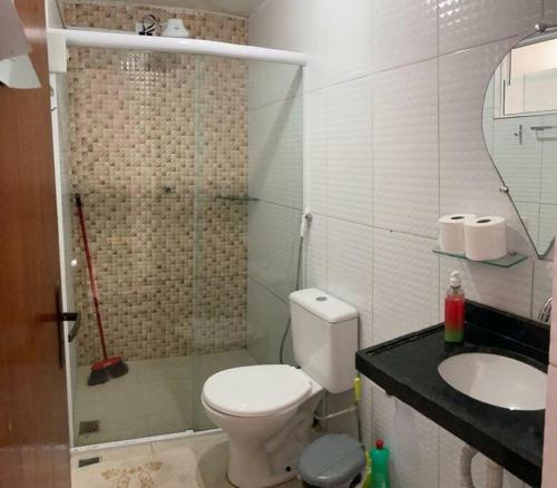 a bathroom with a toilet and a sink at Excelente Bangalô/duplex em Jacumã - PB in Conde