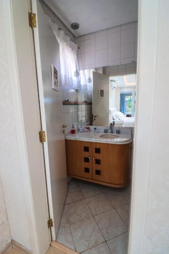 a bathroom with a sink and a mirror at Paraíso do Salto in Lages