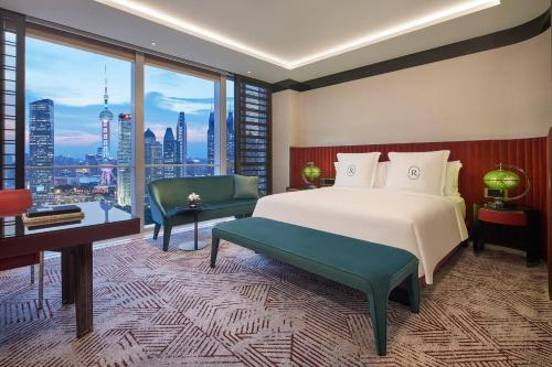 sypialnia z łóżkiem i dużym oknem w obiekcie Regent Shanghai Pudong - Complimentary first round minibar per stay - including a bottle of wine w Szanghaju