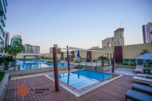 Bazén v ubytování Alashrafia Saray - Fabulous 1BR in Canal Views nebo v jeho okolí