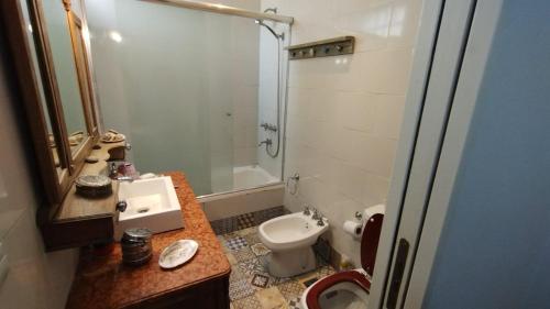 y baño con lavabo, aseo y ducha. en Alojamiento Entero, Aeropuerto Ezeiza en Ezeiza