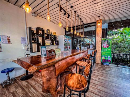 - un grand bar en bois dans une pièce avec des chaises dans l'établissement Moly Resort, à Kampot