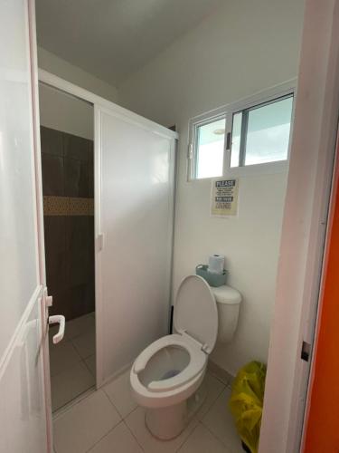コスメルにあるVillas María Jacarandaの小さなバスルーム(トイレ、窓付)が備わります。