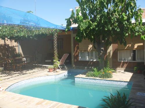una piscina en el patio trasero de una casa en Alquiler para turistas en San Rafael
