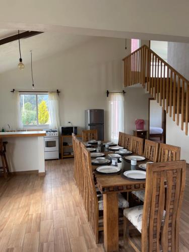 uma sala de jantar com mesa e cadeiras e uma cozinha em Floresta Casa de Campo em Amecameca de Juárez