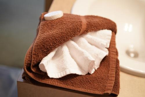 尼亞加拉瀑布的住宿－湍流酒店，一堆毛巾放在盒子上