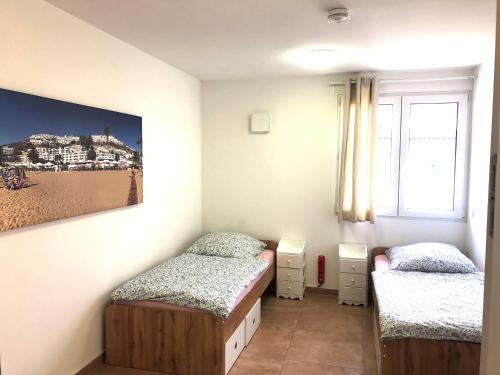 - une chambre avec 2 lits jumeaux et une fenêtre dans l'établissement Pension Chen, 2 Doppelzimmer , EBK, separater Balkon, à Griesstätt