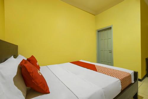 Tempat tidur dalam kamar di OYO 92483 Hotel Kirana