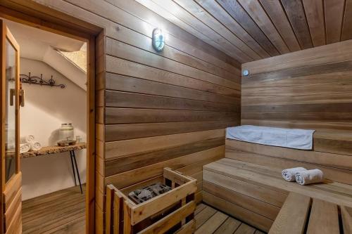 a sauna with a bed in a wooden room at הבית החום בערבה in Sappir