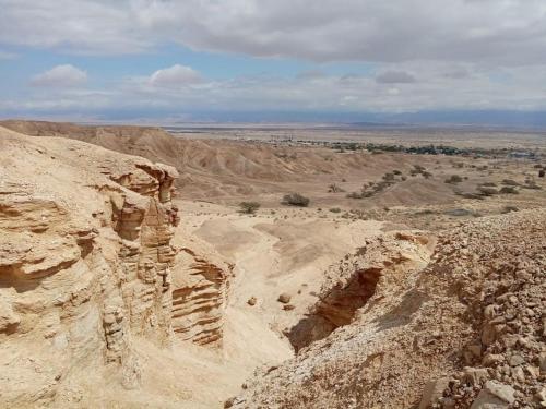 a view of the desert from a cliff in the desert at הבית החום בערבה in Sappir