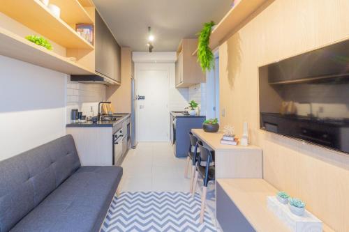 a small kitchen with a couch and a table at Conforto e Aconchego na Zona Sul in Sao Paulo