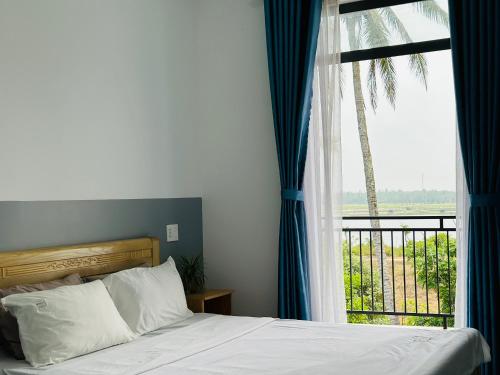 een slaapkamer met een bed en een raam met een palmboom bij Ben's House 1 