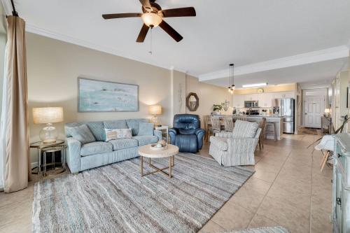Χώρος καθιστικού στο Regency Isle 1002