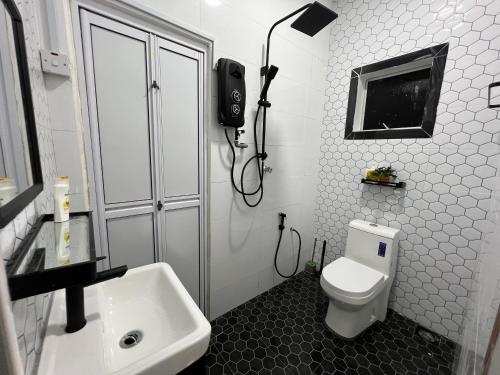 a bathroom with a white toilet and a sink at RUMAH MAWAR by IMPIAN HOMESTAY KLIA-SALAK TINGGI-NILAI in Sepang