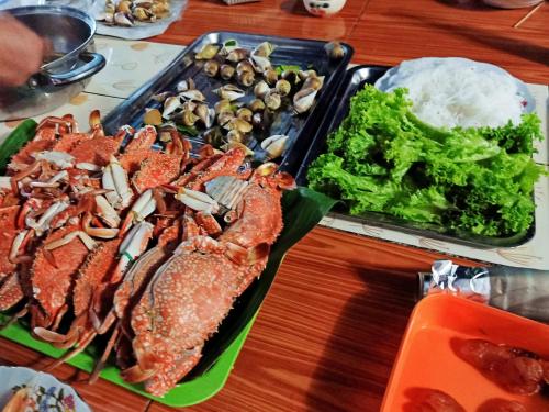 Makanan di atau berdekatan rumah tamu ini