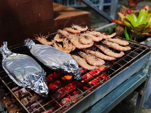 Kemudahan BBQ tersedia untuk tetamu di rumah tamu ini