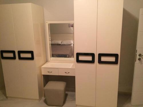 baño con armario blanco y espejo en Lovely 3-bedroom vacation home -Marassi en Alexandría
