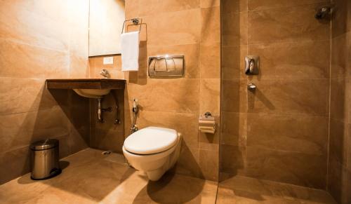 uma casa de banho com um WC e um lavatório em J Hotel em Port Blair