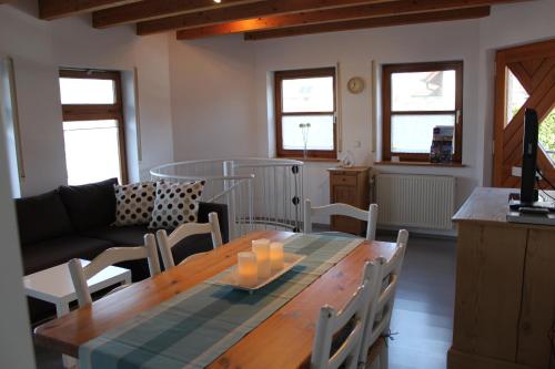 een woonkamer met een houten tafel en stoelen bij Ferienwohnung Morgentau in Kappel-Grafenhausen