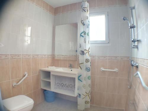 uma casa de banho com um WC, um lavatório e um chuveiro em studio Sylvie em Comigne