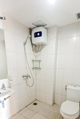Ένα μπάνιο στο Tentram Apartment in Galeri Ciumbuleuit 2