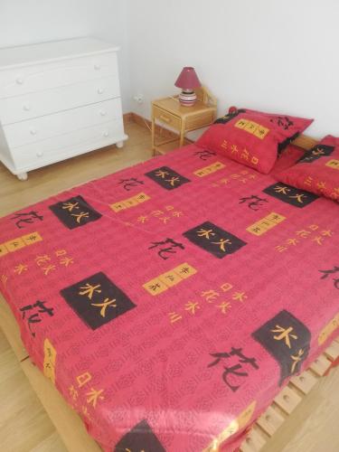 Postel nebo postele na pokoji v ubytování Charentaise au calme en plein centre ville