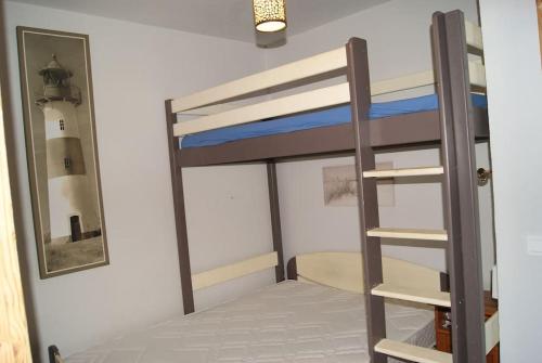 een stapelbed met een ladder in een kamer bij Appartement 5 Couchages tout Confort proche Mer in Le Barcarès