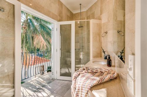 ein Bad mit einer Badewanne, einem Waschbecken und einer Dusche in der Unterkunft Villa Sunshine - Spectacular ocean views minutes to the sand in Sunshine Beach