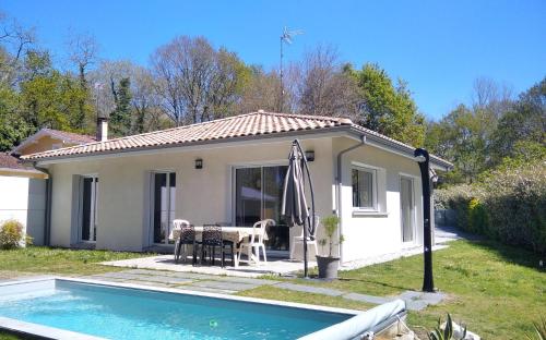 a small house with a pool in front of it at Maison Solyselva Piscine- Proche océan- Climatisée in Saubion