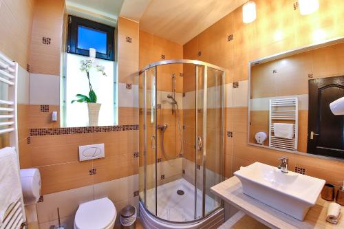 A bathroom at Royal Apartments Hotel Kecskemét