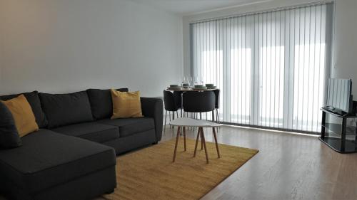 uma sala de estar com um sofá e uma mesa em Albion Street Apartments em Wolverhampton