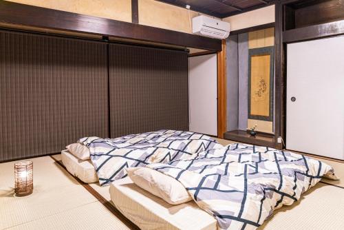 ふるシェアの家すさみ في Susami: غرفة نوم بسرير كبير في غرفة