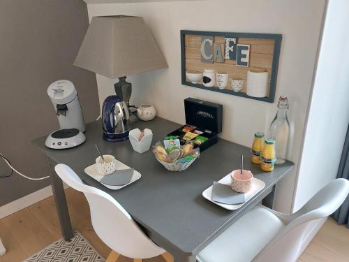 - un bureau avec 2 chaises et une table avec de la nourriture dans l'établissement Detente a la campagne, à Myennes