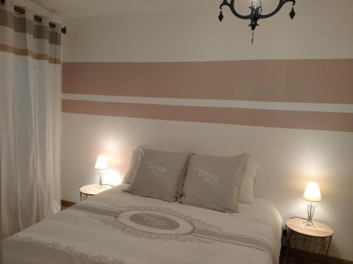 リル・シュル・ラ・ソルギュにあるLa Sorguetteのベッドルーム1室(両側にランプ2つ付)