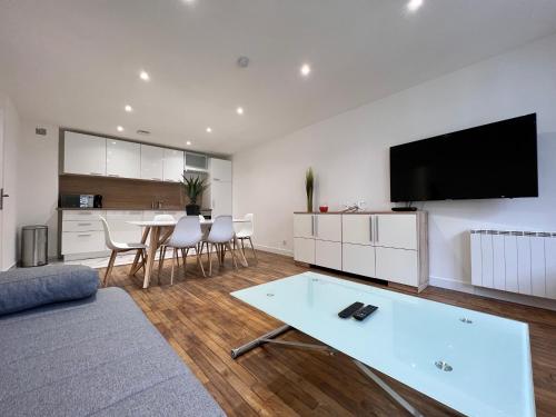 SENS - Appartement Proche Gare et Centre ville - WIFI FIBRE - Check in AUTONOME - Bel Espace de vie - Smart TV